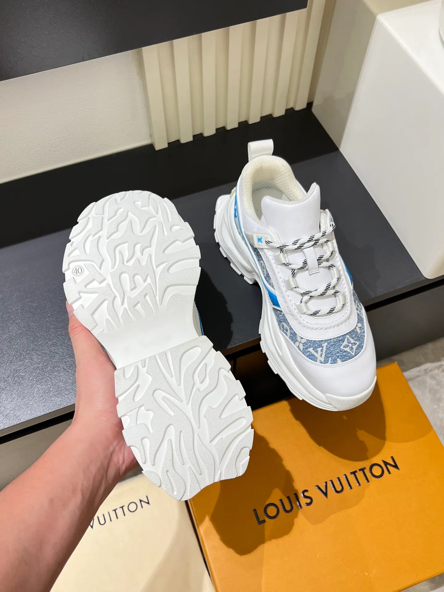 p600 "LOUI* VUITTO*" popular men's casual shoes, genuine development in Italy 💯Purchasing level quality ✔️The upper is made of first-layer cowhide, comfortable and soft sheepskin feet ⚡️ Fashionable and versatile, the toe last shape is firm and full, the soles are made from original LV molds and can be freely entered and exited the counter. Light and comfortable on the feet~Purely handmade, details determine quality! Size:39-44!